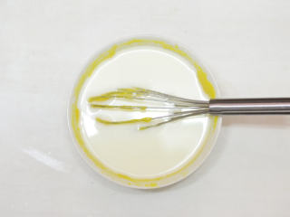 香草魔法蛋糕,将香草豆荚中的香草籽（香草精）刮入到蛋黄液中，黄油融化放凉后加入，搅拌均匀
