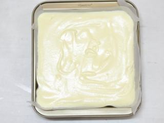 香草魔法蛋糕,取三分之一打发好的蛋白霜加入到蛋黄糊中，用蛋抽翻拌，如用刮刀比较不好操作