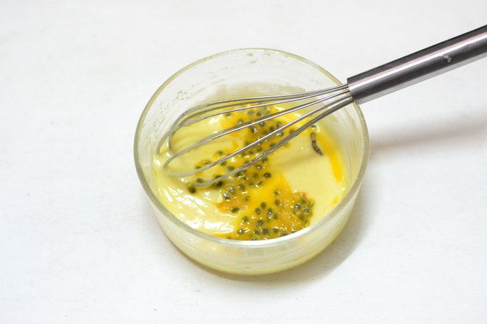 百香果玛德琳,将面粉过筛加入，搅拌至无粉混合状态
