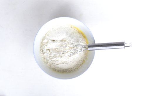 香橙柠檬戚风,将低粉过筛加入到蛋黄液中，拌至混合无干粉状态