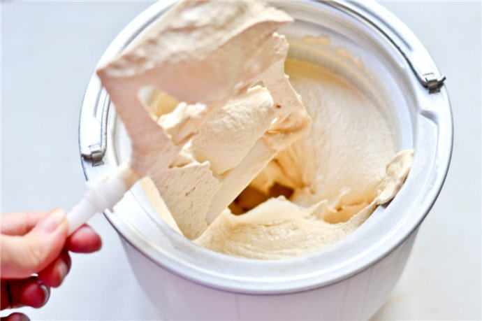 红糖冰淇淋,取出冷冻好的冰淇淋搅拌桶，倒入冰淇淋液，启动搅拌，20分钟左右即可