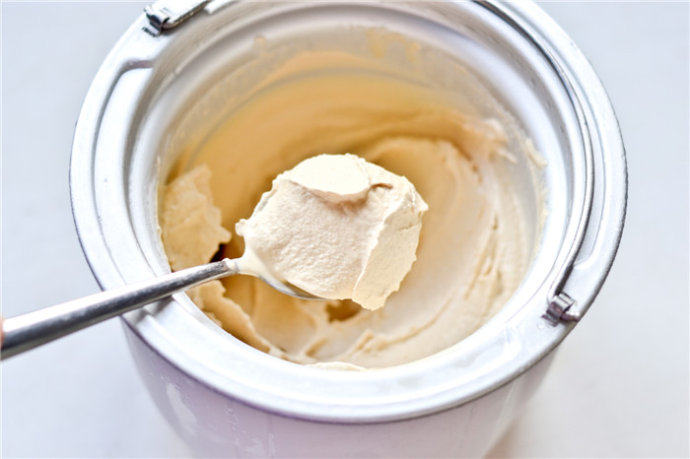 红糖冰淇淋,制作好的是软质冰淇淋，直接勺着吃或装入密封容器冷冻至硬时再取出挖球都可以搭配自己喜欢的水果，坚果等风味更加