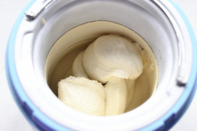 雪顶黑啤冰淇淋,取出冷冻过的冰淇淋搅拌桶，混合好的冰淇淋浆倒入，启动制作，大概20分钟左右就制作好了