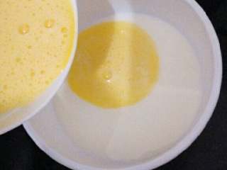 ≈简单的布丁≈,把鸡蛋打散，将鸡蛋液加入到冷却后的牛奶中，成为布丁液