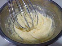 菠萝包,打匀，筛入低粉。