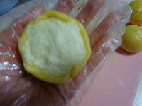 菠萝包,菠萝皮面团压扁后包住面包面团。