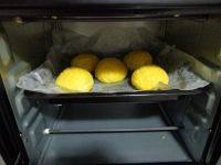 菠萝包,放烤箱中层上下火180度烤25分钟，表面略变黄即可取出。