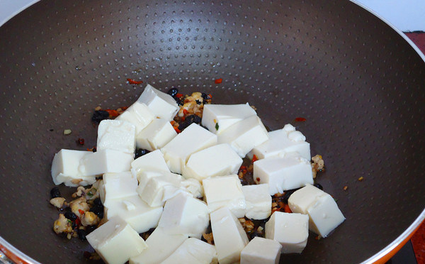香辣豆腐,豆腐放在手上，切2厘米的正方块，直接切入锅中