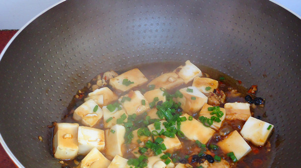 香辣豆腐,生粉勾芡，倒入锅中继续煮沸，收汁，晒入葱花，即可