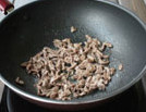 经典韩式石锅拌饭,热锅放油，下入牛肉丝，快速炒熟后舀出