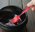 经典韩式石锅拌饭,石锅内用小刷子涂上一层芝麻油