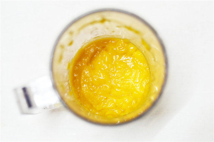 芒果酸奶迷你小冰棒,如果你用的芒果还不是很熟很甜，也可根据自己喜欢的口味适当加入蜂蜜或糖来调节，搅成细腻的芒果泥