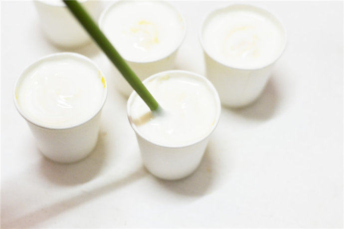 芒果酸奶迷你小冰棒,用筷子轻轻搅拌一下，让芒果泥与酸奶稍微混合，使外观有点弧形更可爱