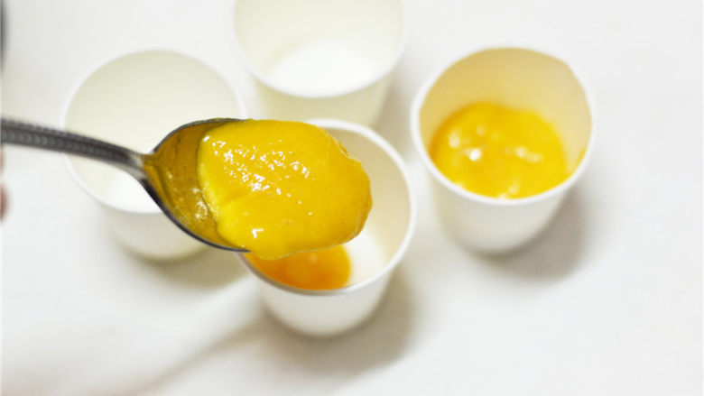 芒果酸奶迷你小冰棒,将搅打好的芒果泥勺入一次性小纸杯中，大概1/2左右的位置即可
