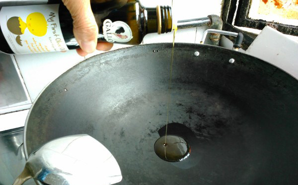 松子玉米,热锅加入橄榄油