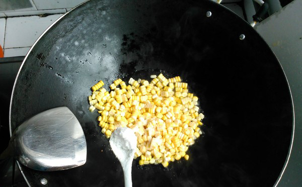 松子玉米,放入玉米粒，加入适量盐