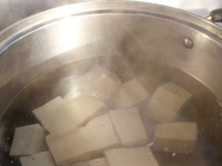 蛋清拌豆腐,豆腐切小块，冷水下锅，煮沸后继续煮2分钟左右。捞出滤出多余水份。（记得是冷水下锅，能煮掉多余的豆腥味）