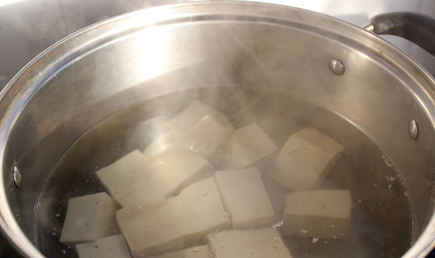蛋清拌豆腐,豆腐切小块，冷水下锅，煮沸后继续煮2分钟左右。捞出滤出多余水份。（记得是冷水下锅，能煮掉多余的豆腥味）