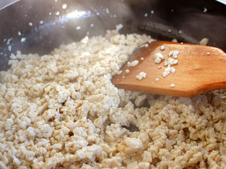 蛋清拌豆腐,炒锅（最好是不粘锅），热锅凉油，把豆腐碎炒熟。炒出来是干香干香的。