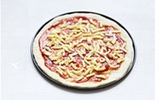 薄底鲜虾培根披萨,面片边缘刷上一层薄黄油，抹上番茄酱或披萨酱，撒上一层马苏里拉奶酪丝