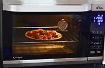 薄底鲜虾培根披萨,烤箱预热200度，上下烤，中层，烘烤15分钟左右