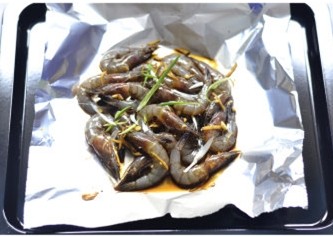 锡纸包虾,均匀地撒上葱丝，喜欢口味浓些的也可以再撒些蒜末等