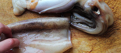 韩式鱿鱼拌面,鱿鱼清洗干净，将腿和身子分开，抽去鱿鱼的软骨，去除内脏
