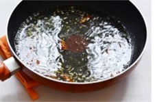 肥牛乌冬汤面,爆出香味后加入适量高汤或清水（大概能制作两大碗汤面的量就可以）