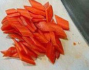 韩国腌黄瓜,胡萝卜切成菱形片