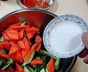 韩国腌黄瓜,把切好的黄瓜和胡萝卜混合，里面放入盐拌匀