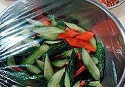 韩国腌黄瓜,然后蒙上保鲜膜放入冰箱冷藏腌制两小时