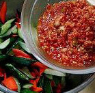 韩国腌黄瓜,把腌制好的黄瓜和胡萝卜攥干水份，然后倒入混合好的酱料拌匀