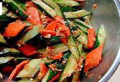 韩国腌黄瓜,蒙上保鲜膜放入冰箱再次腌制两小时