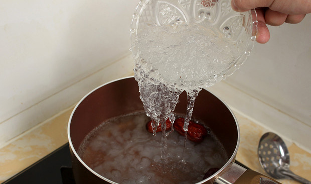 冰天雪地一点红,将锅中水烧开放入大枣，加入雪燕