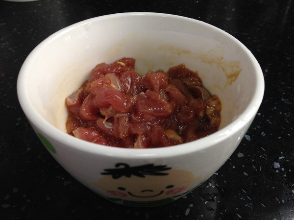 酸辣汤,用生抽1小匙，香油1小匙将瘦肉腌制15分钟