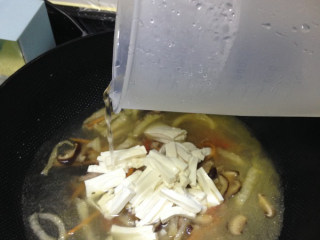 酸辣汤,放入豆腐丝，加入700毫升的水
