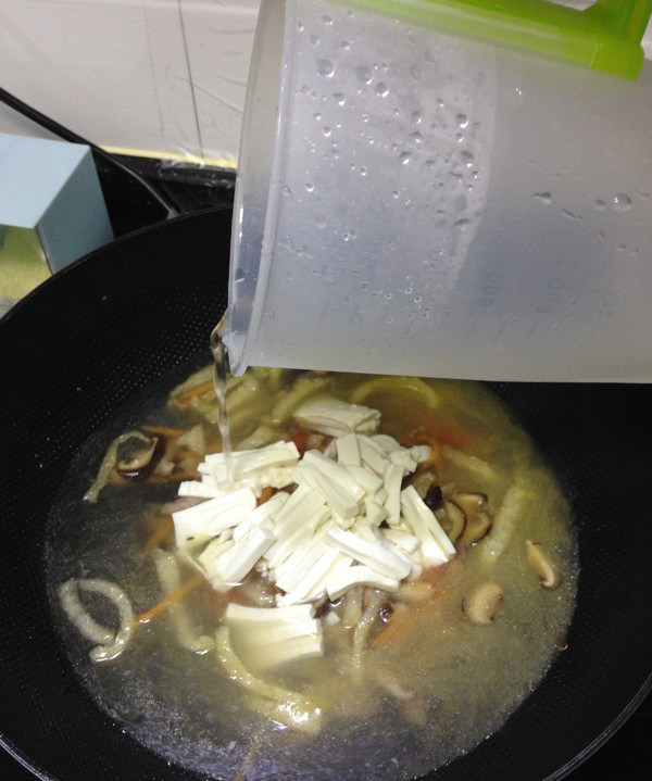 酸辣汤,放入豆腐丝，加入700毫升的水