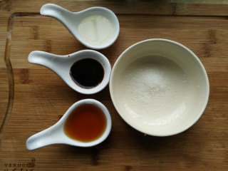 扒皮鱼豆腐汤,准备好生抽15克，黄酒15克，米醋15克和白砂糖5克