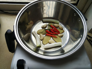 扒皮鱼豆腐汤,将食用油、生姜片、大蒜、大葱和辣椒放入锅里