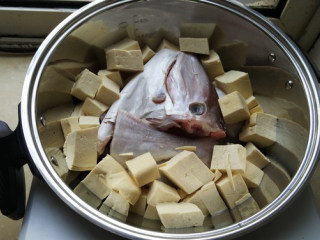 扒皮鱼豆腐汤,再将扒皮鱼块和豆腐放入锅里