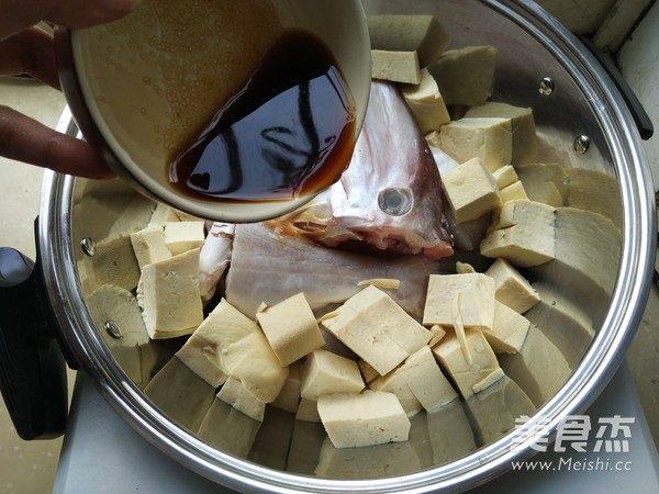 扒皮鱼豆腐汤,倒入生抽、黄酒、米醋和白砂糖调好的调料汁