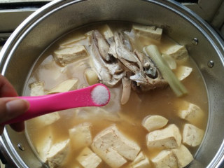 扒皮鱼豆腐汤,等到烹饪程序显示0:00时，可以打开锅盖。（经过60分钟的大小火炖煮之后，打开锅盖。）根据个人口味，加入适量的食盐和香菜，即可