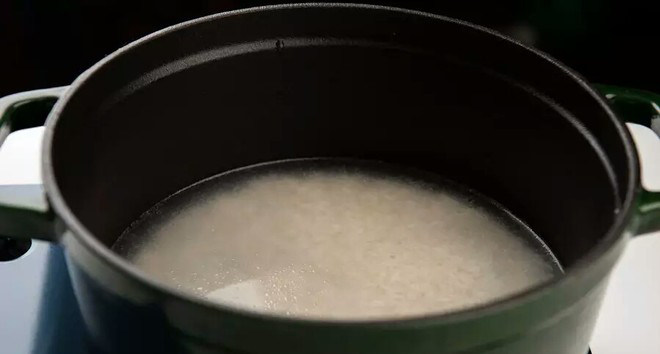 铸铁锅版皮蛋瘦肉粥,在珐琅锅内滴入一滴油，并依据个人喜好添加适量的水（水量决定粥的稀稠程度），同时将浸泡好的大米倒入锅中，盖上锅盖中火烧开