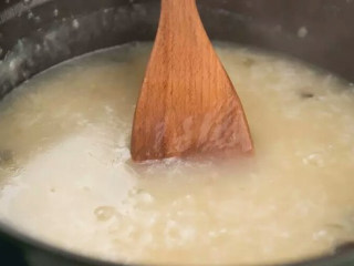 铸铁锅版皮蛋瘦肉粥,10分钟后，开锅添加适量的盐调味