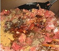 灌汤羊肉蒸饺,将猪皮冻切碎，再将羊肉切小块和生姜一起剁馅儿，放入锅内，加入盐；