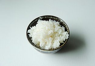 芝士焗海鲜饭,熟米饭可用刚煮好的凉到不烫的米饭，也可用隔夜米饭；