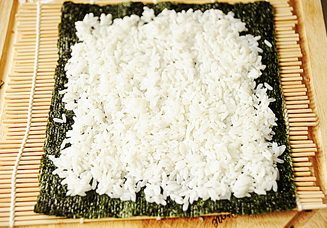 小花寿司,再取一张完整的海苔，将另一半白米饭加入少许<a style='color:red;display:inline-block;' href='/shicai/ 4856'>沙拉酱</a>拌匀，铺在海苔上；