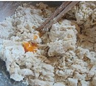 羊油小酥饼,将所有油皮原料放入盆儿中混合均匀，揉搓成光滑的面团，盖盖发酵；