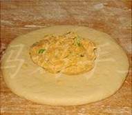 羊油小酥饼,取出发酵好的面团，用擀面杖擀开后，包入油酥捏紧收口，静置10分钟；