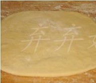 羊油小酥饼,用擀面杖将其轻轻擀开约5mm厚，在面皮上刷一层油，撒一点椒盐，再从上而下将其卷起，切小段备用；